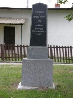 Opravený pomník u&nbsp;zvoničky
